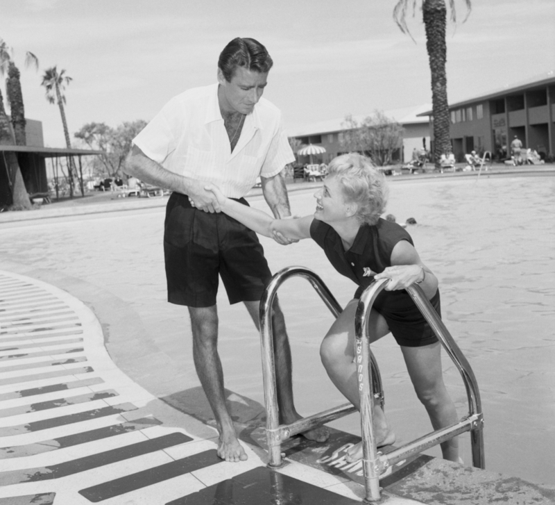 Peter Lawford y Judy Holliday | Getty Images Photo by Bettmann