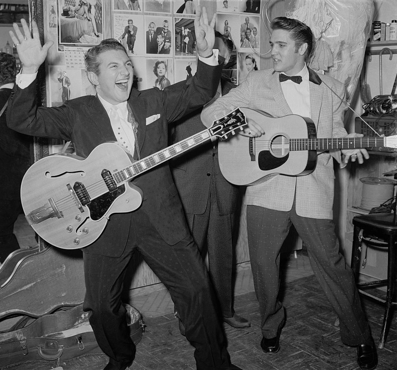 Liberace y Elvis Presley improvisando | Getty Images Photo by Bettmann