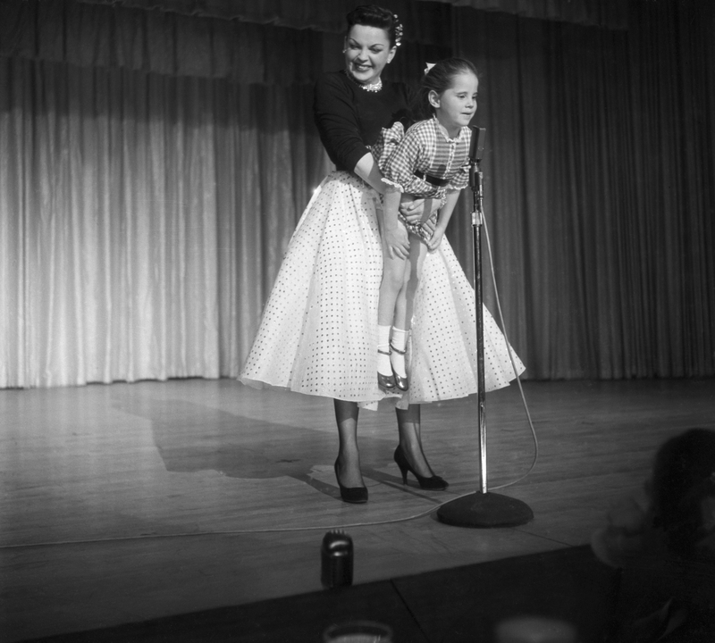 Judy Garland y su hija | Getty Images Photo by Bettmann