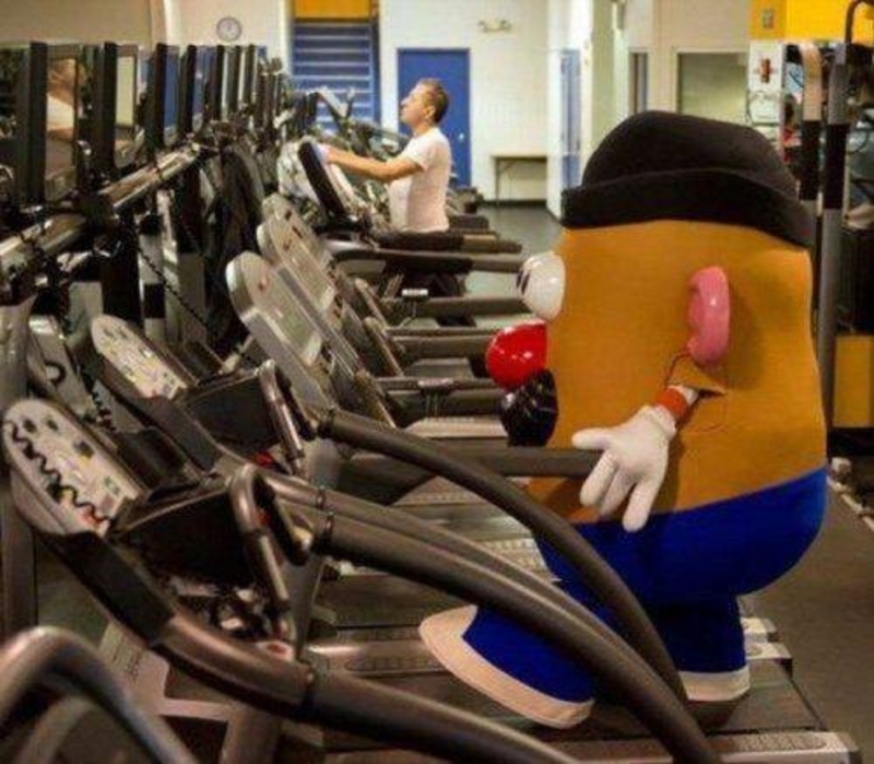 Eine Couch-Potato geht ins Fitnessstudio | Twitter/@shirtsdotcom
