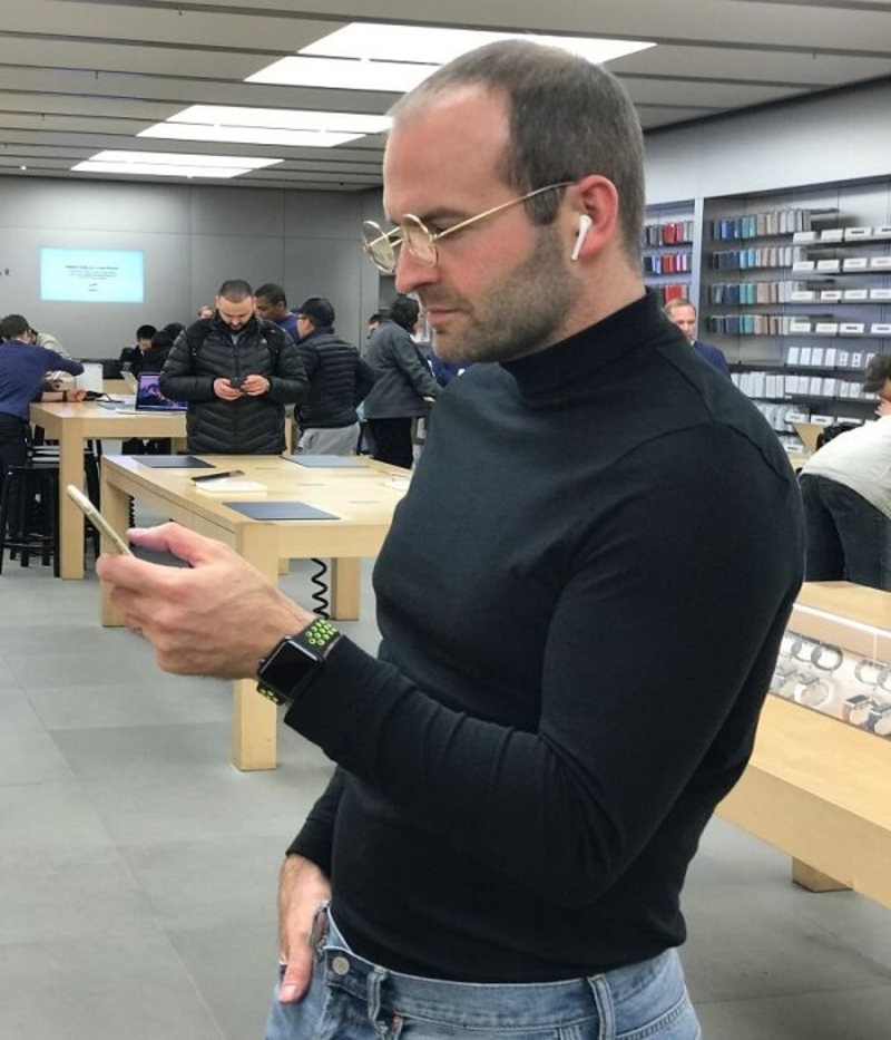 Steve Jobs acechando las tiendas de Apple | Reddit.com/Seany_B