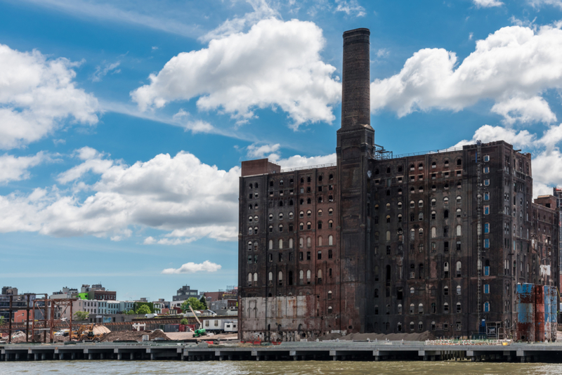 Fábrica abandonada de Domino Sugar, Brooklyn, Nueva York | Getty Images Photo by EPasqualli