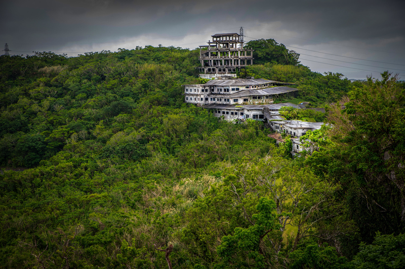 Las ruinas del hotel Nakagusuku en Okinawa, Japón | Alamy Stock Photo by Peter Schneiter