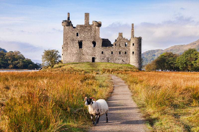 El castillo Kilchurn en Escocia | Alamy Stock Photo by travellinglight