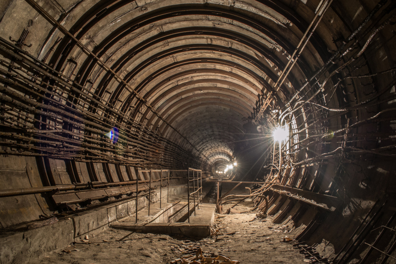Túnel subterráneo en Kiev, Ucrania | Getty Images Photo by komyvgory