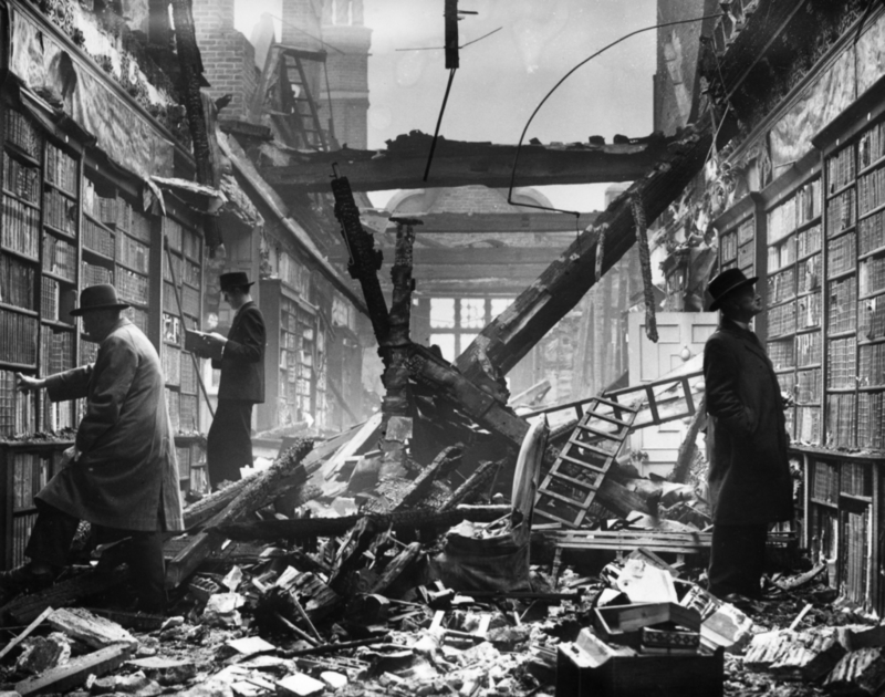 Lectores londinenses buscando dentro de una librería bombardeada, Segunda Guerra Mundial | Getty Images Photo by Harrison