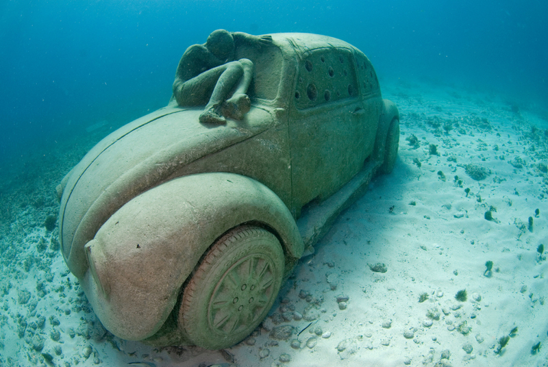Este Volkswagen es parte de un museo subacuático en Cancún, México | Alamy Stock Photo by Luis Javier Sandoval Alvarado/RGB Ventures / SuperStock