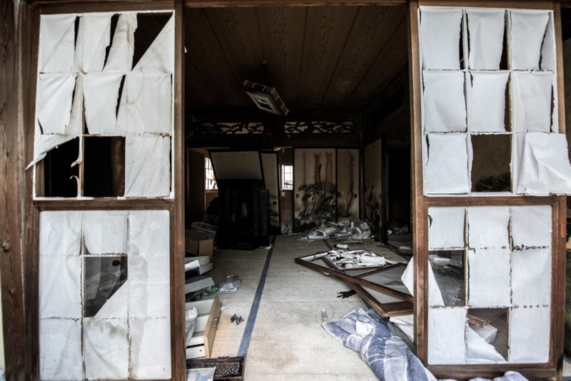 Una tienda abandonada permanece desolada en Fukushima | Alamy Stock Photo by Karel Tupý