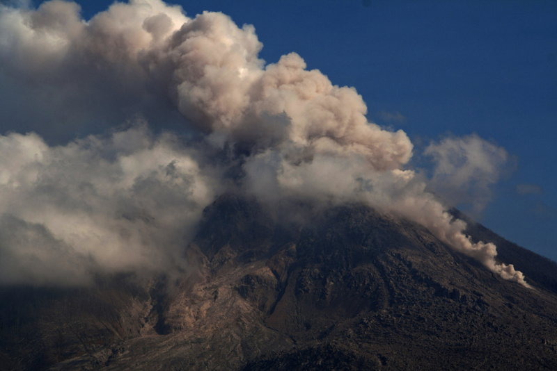 Volcán humeante en el monte Sinabung | Alamy Stock Photo by Sijori Images/ZUMA Wire/ZUMA Press, Inc./Alamy Live News