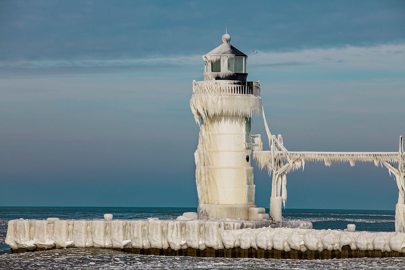 El faro helado de St. Joseph en el lago Michigan | Getty Images Photo By Mike Kline