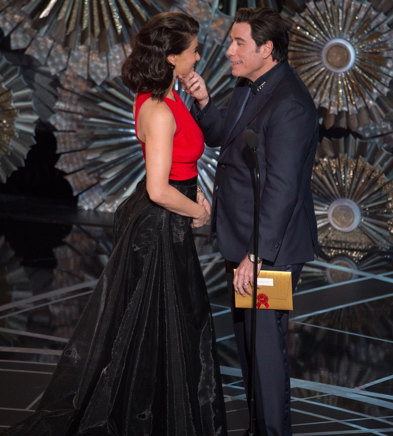John Travolta Gets in Idina Menzel’s Face | Alamy Stock Photo by PictureLux / The Hollywood Archive 