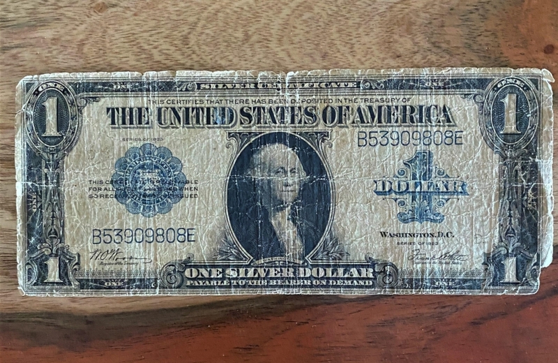 Un dólar viejo | Alamy Stock Photo by Blueee 