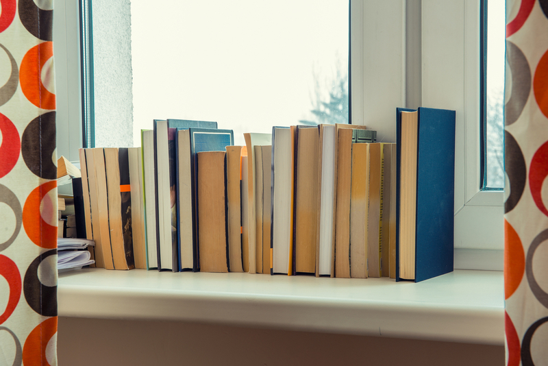 Ungelesene Bücher | Shutterstock Photo by badahos