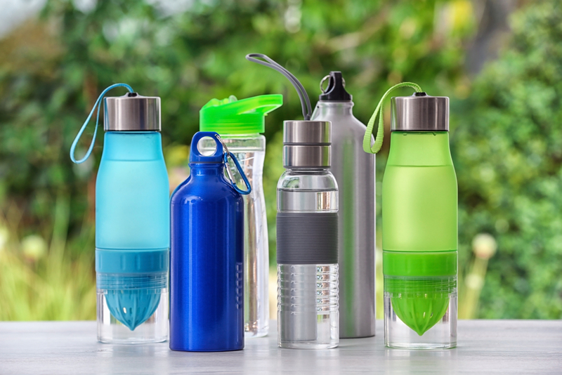 Wasserflaschen | Shutterstock Photo by New Africa