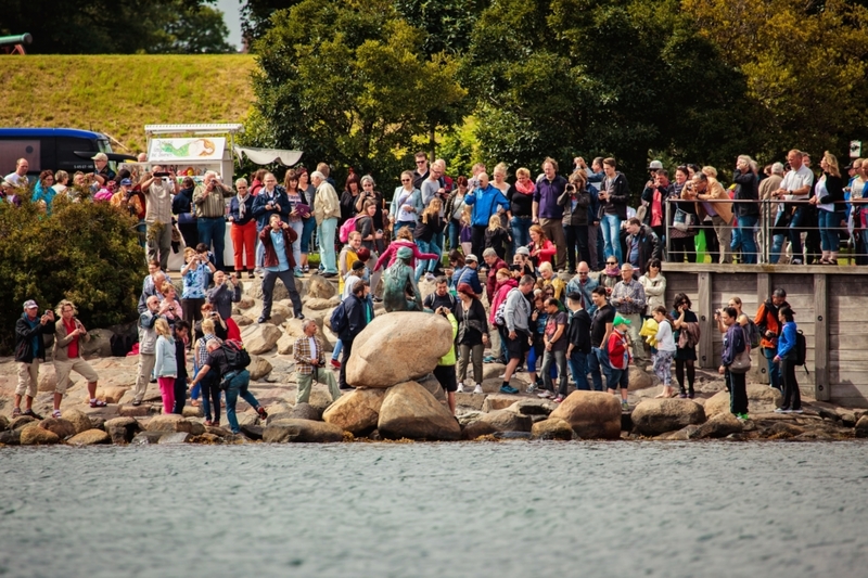 Die Wirklichkeit: Statue der kleinen Meerjungfrau, Kopenhagen | Shutterstock
