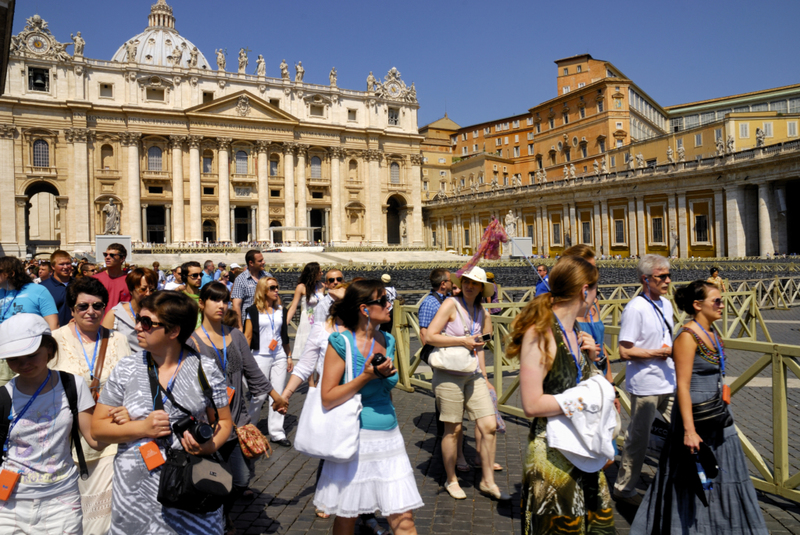 Die Wirklichkeit: Petersplatz, Vatikanstadt | Shutterstock