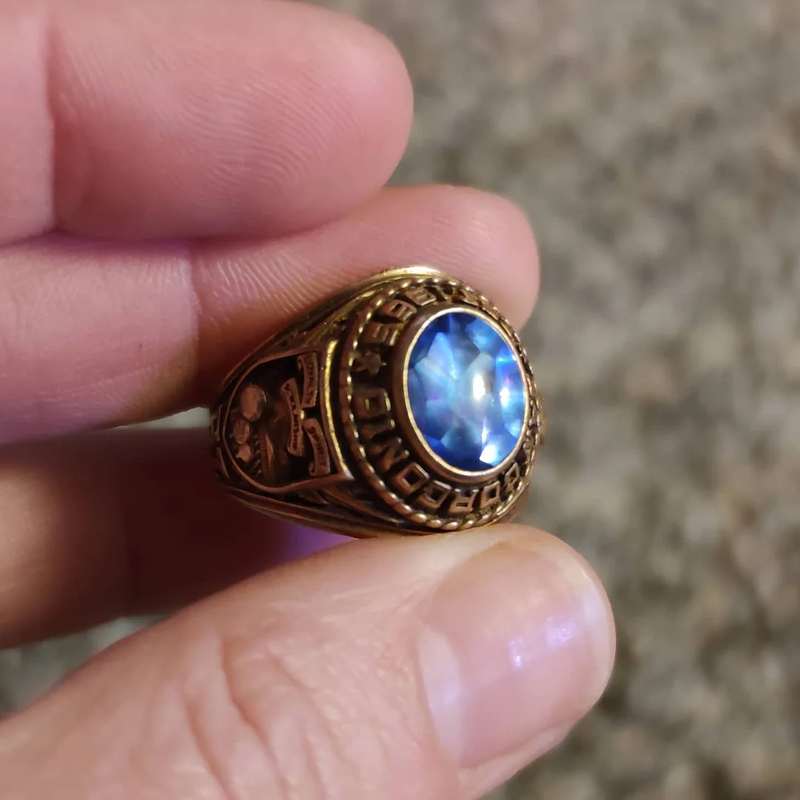 A Graduation Ring from 1967 | Reddit.com/marified