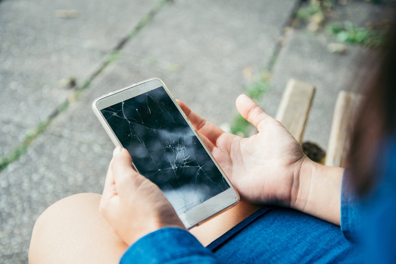 Reparieren Sie beschädigte Handy-Bildschirme | Vera Petrunina/Shutterstock