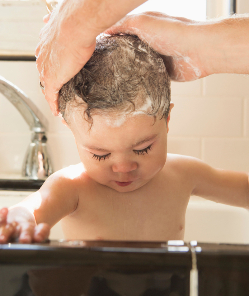 Schützen Sie Ihr Baby während der Haarwäsche | Alamy Stock Photo by Tetra Images, LLC/Lucy von Held
