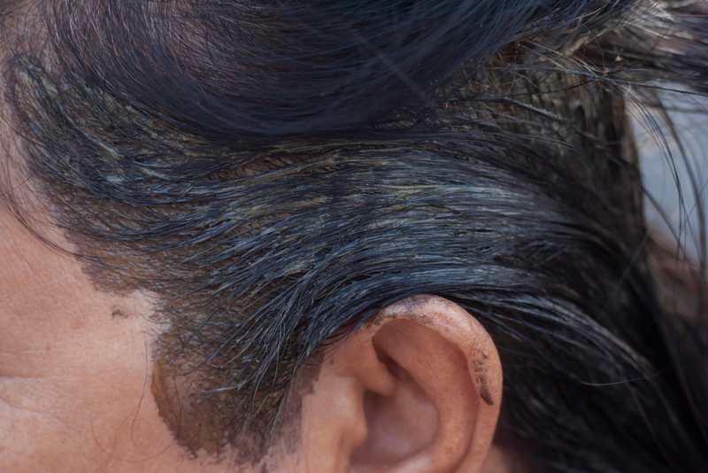 Flecken beim Färben der Haare reduzieren | TuktaBaby/Shutterstock