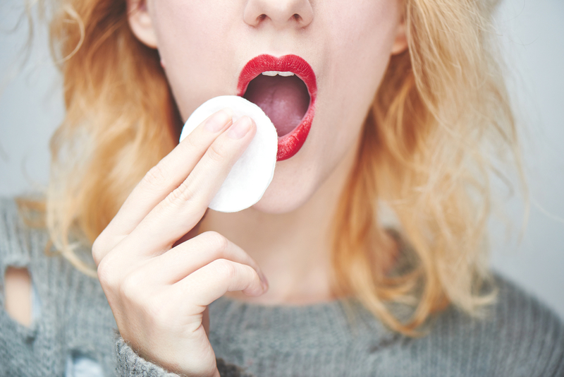 Lippenstift einfach entfernen | ivan_kislitsin/Shutterstock