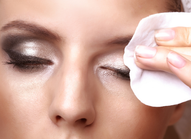 Reinigungsmittel für Augen-Make-up | Marko Marcello/Shutterstock