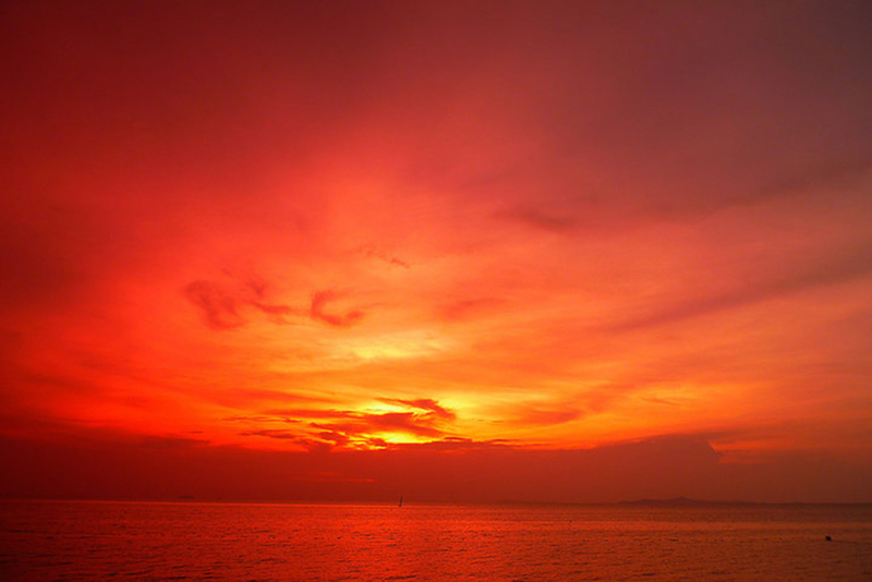 Roter Himmel ist ein Wetterindikator, Tag und Nacht | Getty Images Photo by zaozaa09
