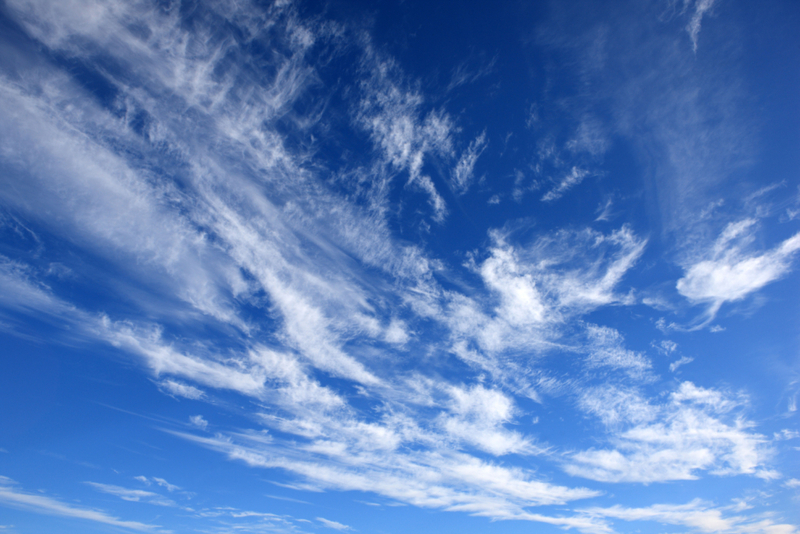 Lange, dünne Wolken könnten einen Hurrikan signalisieren | Alamy Stock Photo by Lynne Sutherland