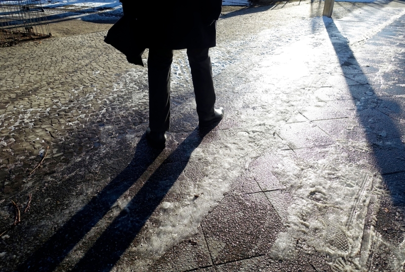 Glänzendes Pflaster bedeutet Gefahr im Winter | Alamy Stock Photo by Sibylle A. Möller
