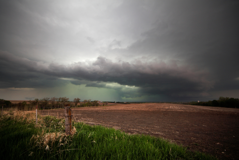 Grüner Himmel bedeutet, dass raues Wetter im Anmarsch ist | Alamy Stock Photo by LorenRyePhoto