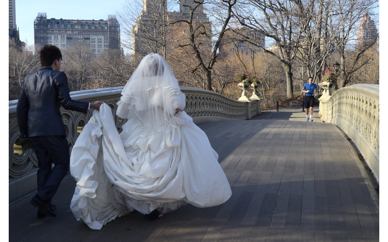 Die Braut auf der Brücke | Getty Images Photo by TIMOTHY A. CLARY/AFP 