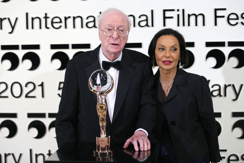 Michael Caine und Shakira Baksh | Getty Images Photo by Gisela Schober