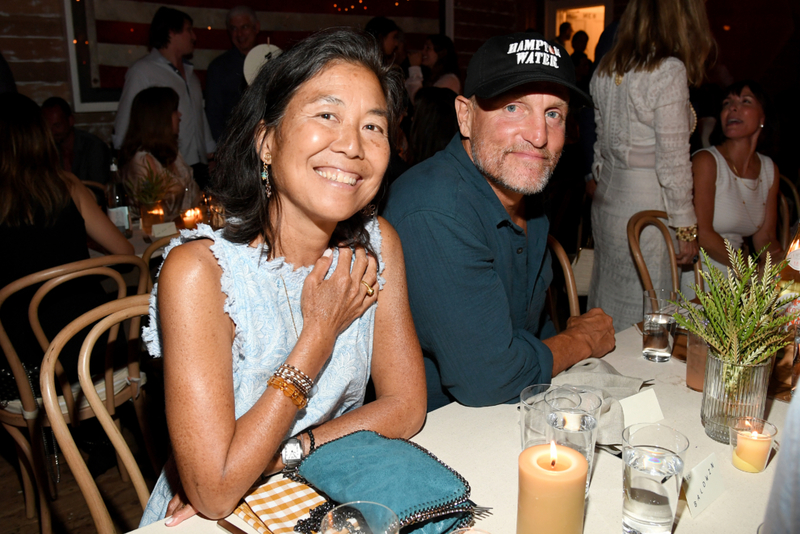Woody Harrelson und Laura Louie | Getty Images Photo by Kevin Mazur