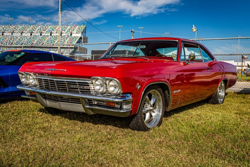 Chevrolet Impala SS hardtop coupe de 1965 | Alamy Stock Photo by Brian Welker