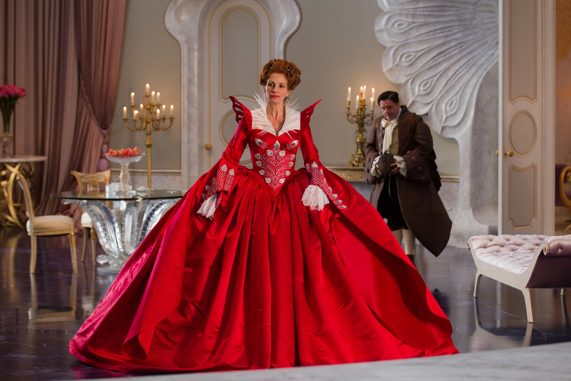 Julia Roberts is Out of Her Realm as the Evil Queen in 