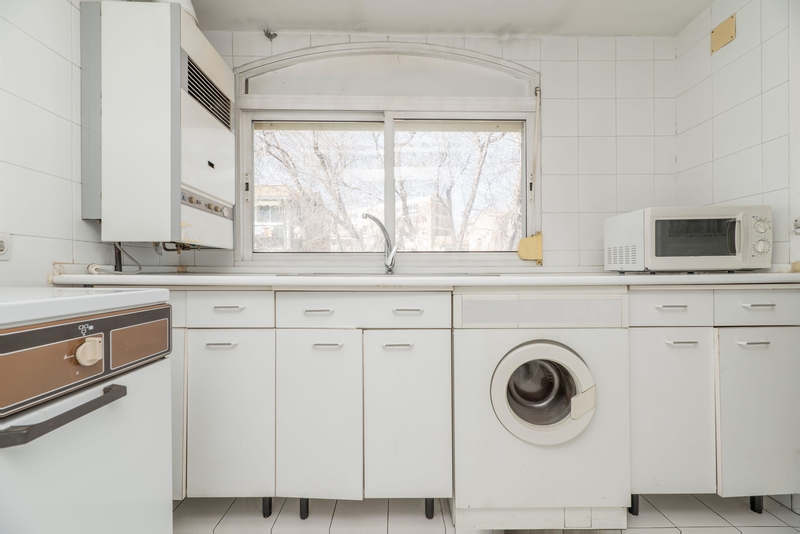 Boring All White Appliances | Alamy Stock Photo by Tomás Llamas Quintas